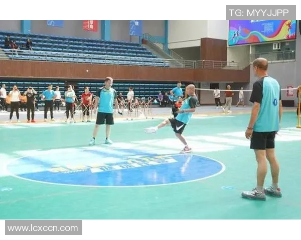 足球球星挑战毽球技术极限 展现惊人脚法与灵活身姿